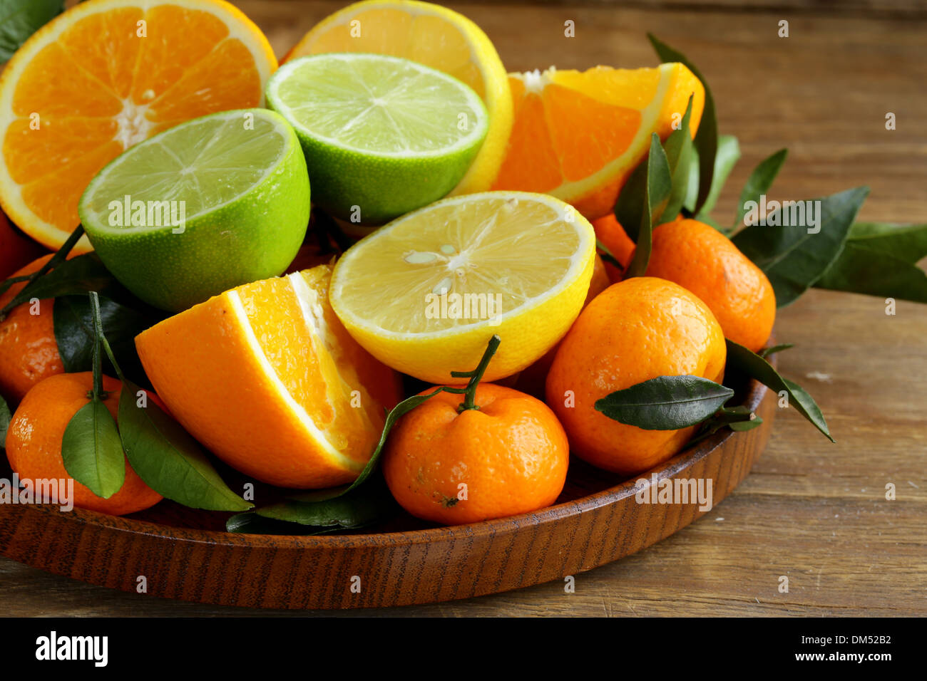 Différents types d'agrumes (orange, citron vert, citron, mandarine) Banque D'Images