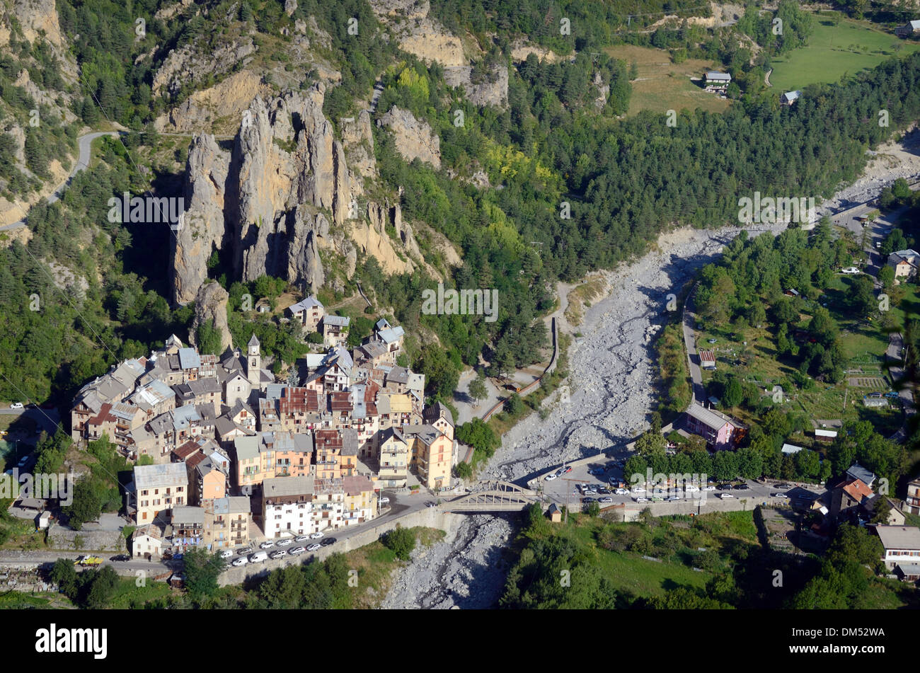 Vue aérienne de Péone ou Peone village alpin et la vallée du Var et le lit du fleuve Haut-Var Alpes-Maritimes France Banque D'Images