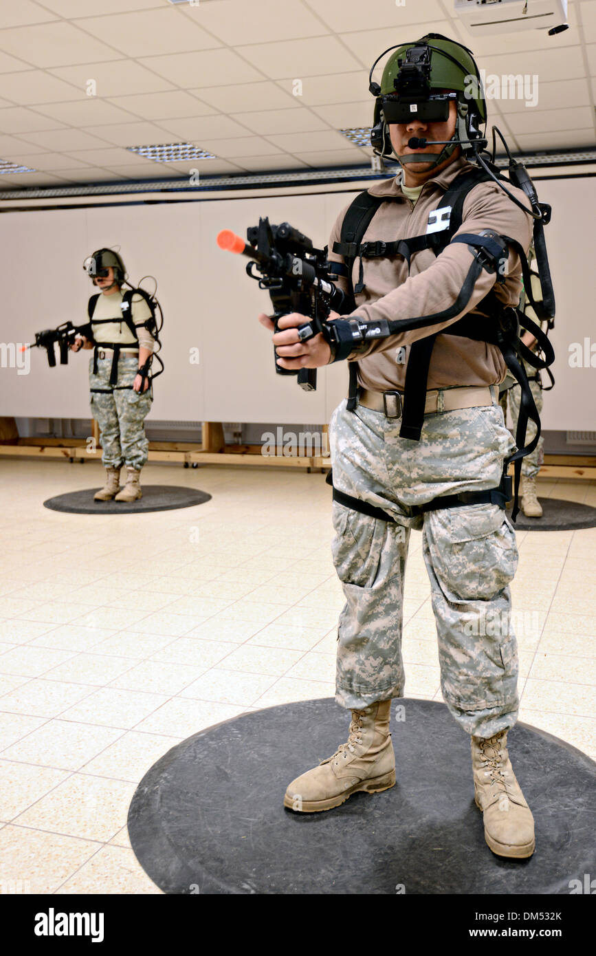 Les soldats de l'Armée de nous mener à la formation de simulation virtuelle immersive en utilisant le système de formation soldat débarqué le 11 décembre 2013 à Grafenwoehr, Allemagne. Banque D'Images