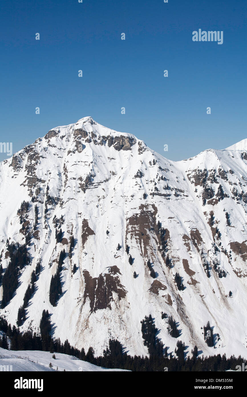 Panorama de montagnes au-dessus du village de Suisse Les Crosets près de la station française d'Avoriaz, près de Morzine Portes du Soleil Banque D'Images