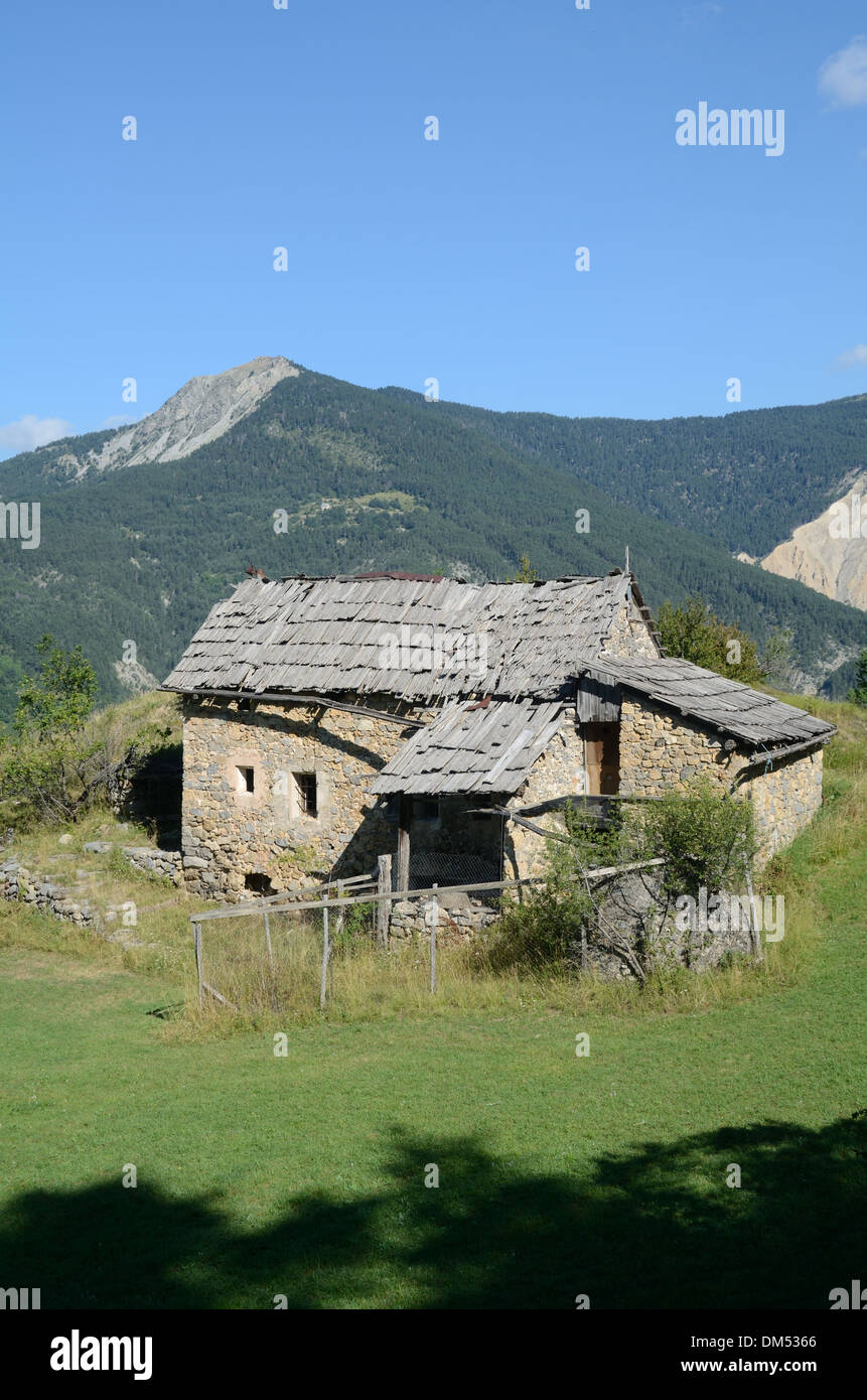 Ferme abandonnée ou entre ferme et Valberg Peone Haut-Var Alpes Alpes-Maritimes France Banque D'Images