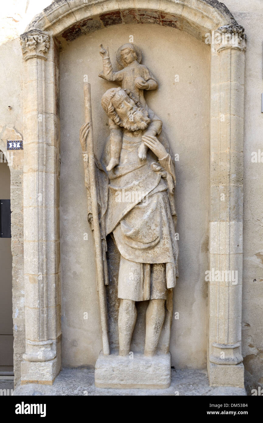 La sculpture médiévale, statue de Saint Christophe (c14e), Saint Patron des voyageurs, l'exécution ou de l'Enfant Jésus enfant sur les épaules Boulbon en Provence France Banque D'Images