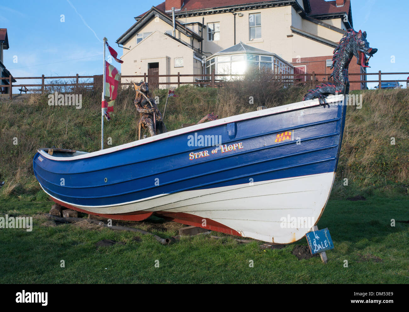 La figure de proue et la Valkyrie Dragon au sein de pêche à Seaton Sluice coble, North East England UK Banque D'Images