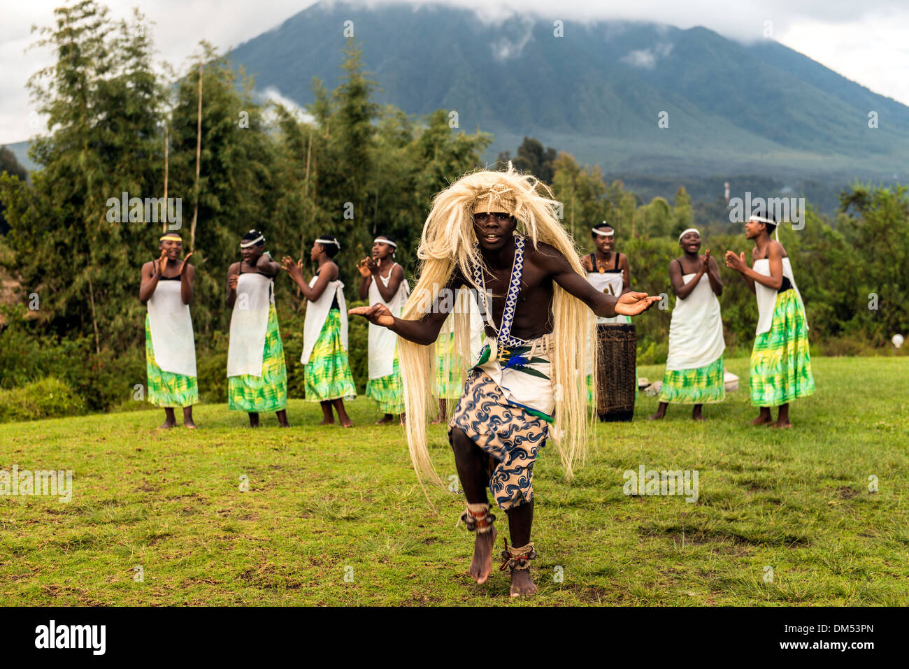 Des danseurs traditionnels africains Parc national des volcans, Rwanda Afrique du Sud Banque D'Images