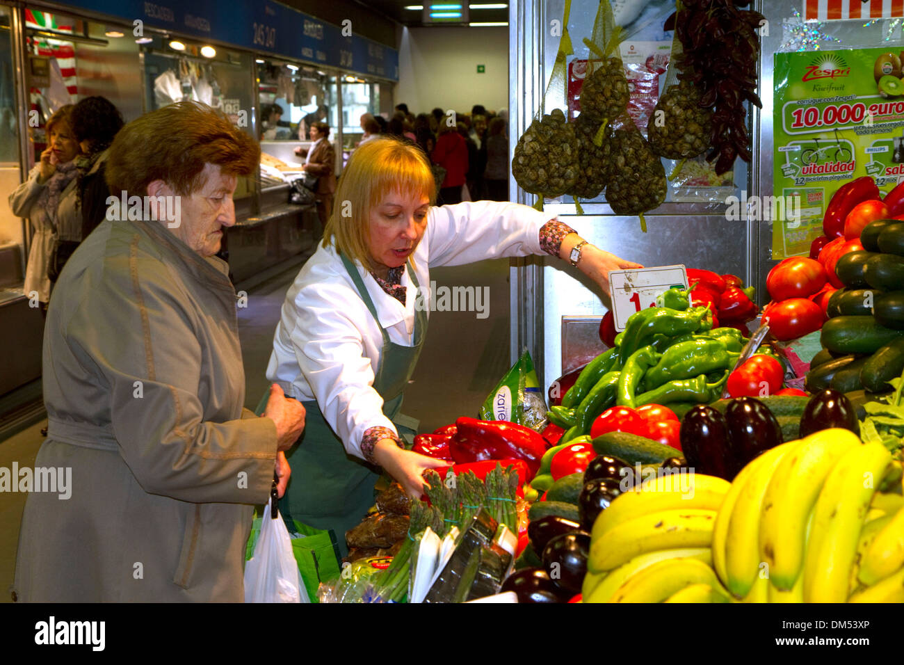 Produire vendeur au Mercado de la Ribera le long de la rivière Nervion à Bilbao, Biscaye, Espagne. Banque D'Images