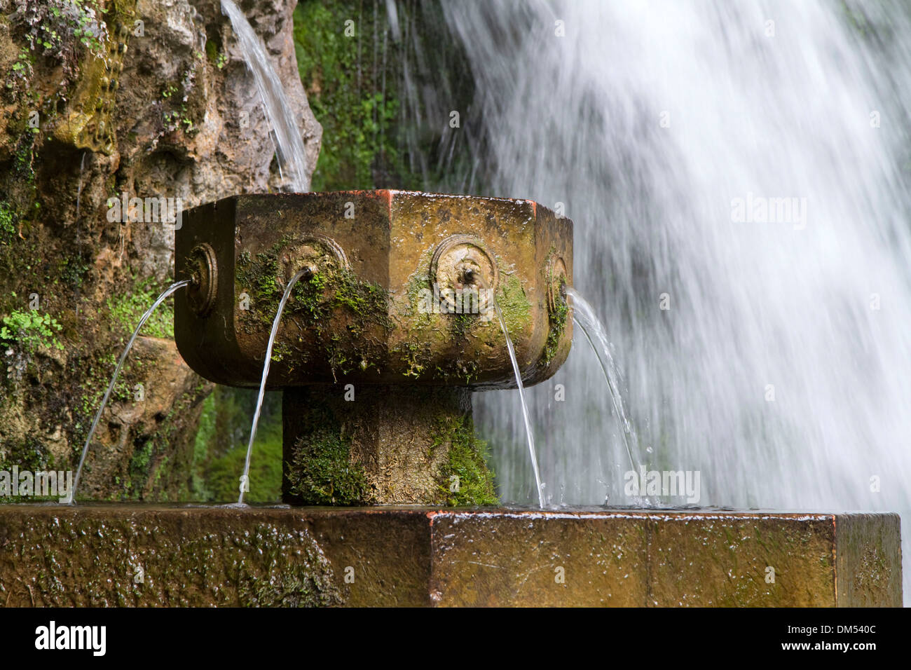 Fontaine à l'eau de source en Cangas de Onís situé dans les Asturies, dans le nord de l'Espagne. Banque D'Images