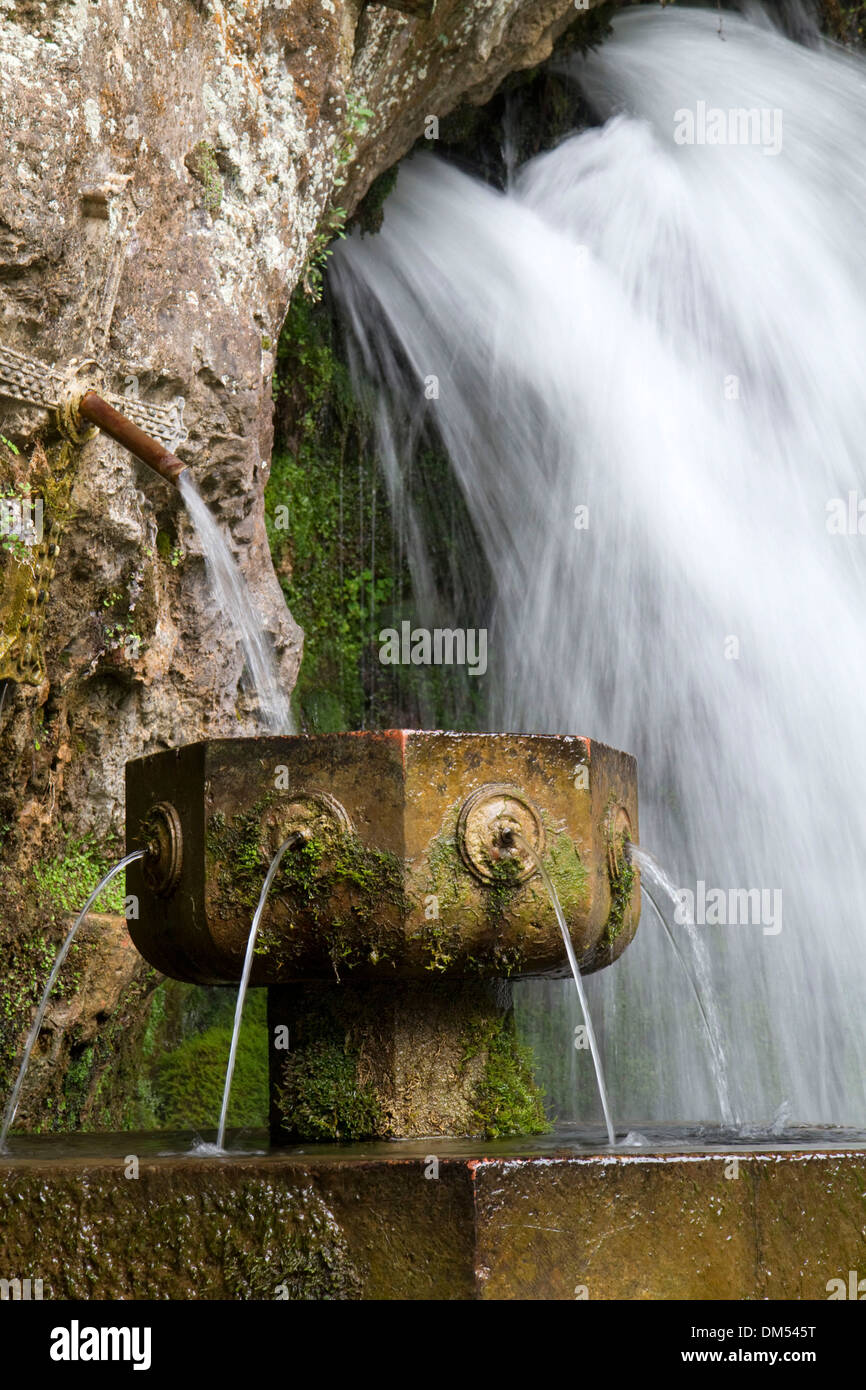 Fontaine à l'eau de source en Cangas de Onís situé dans les Asturies, dans le nord de l'Espagne. Banque D'Images