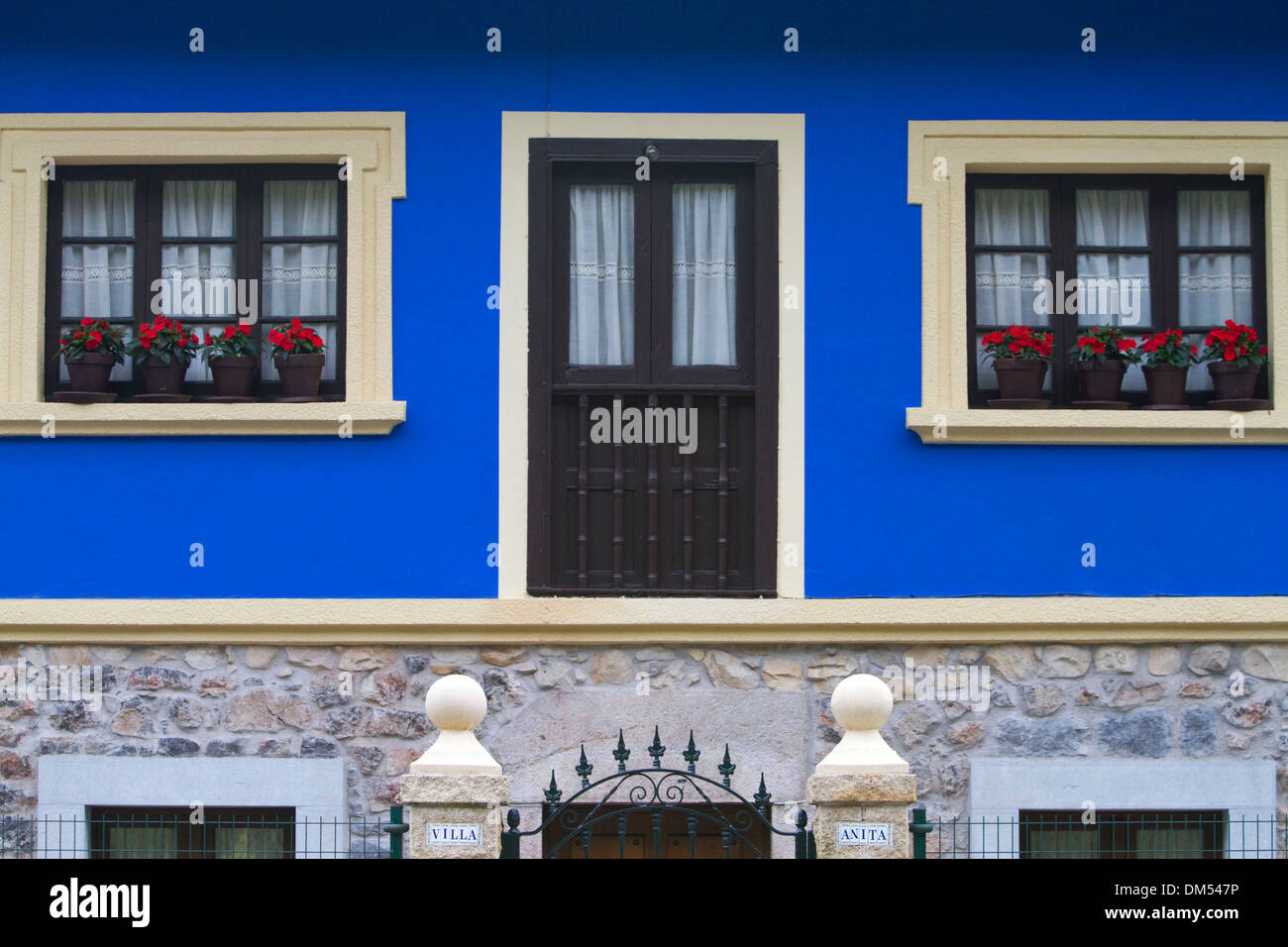 Logement résidentiel avec fleurs dans windows dans la municipalité de Cangas de Onis dans les Asturies, en Espagne. Banque D'Images