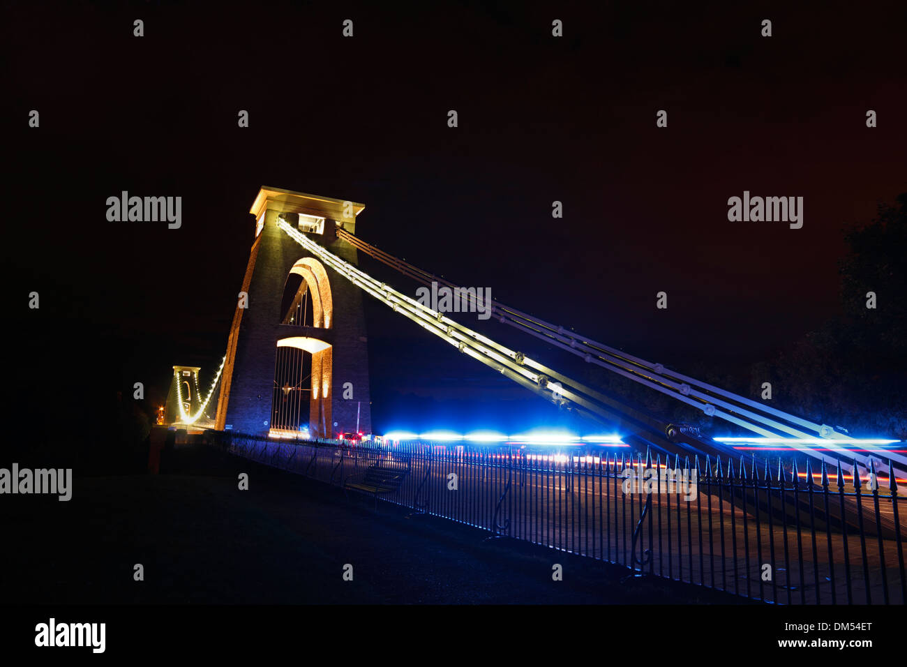 Une ambulance arrive sur le pont suspendu de Clifton. Bristol, octobre 2012. Banque D'Images