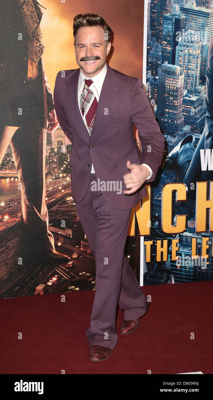 Londres, Royaume-Uni, 11 décembre 2013 Olly Murs assiste à la première pour le Présentateur : la légende continue, suite de la comédie à la suite San Diego's favorite news anchor Ron Bourgogne à vue West End, Leicester Square, Londres Photo : Alamy/MRP Live News Banque D'Images