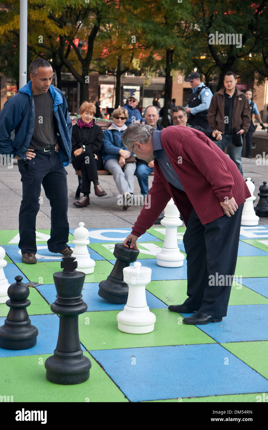 Les hommes jouant aux échecs de la rue, Montréal, Canada. Banque D'Images