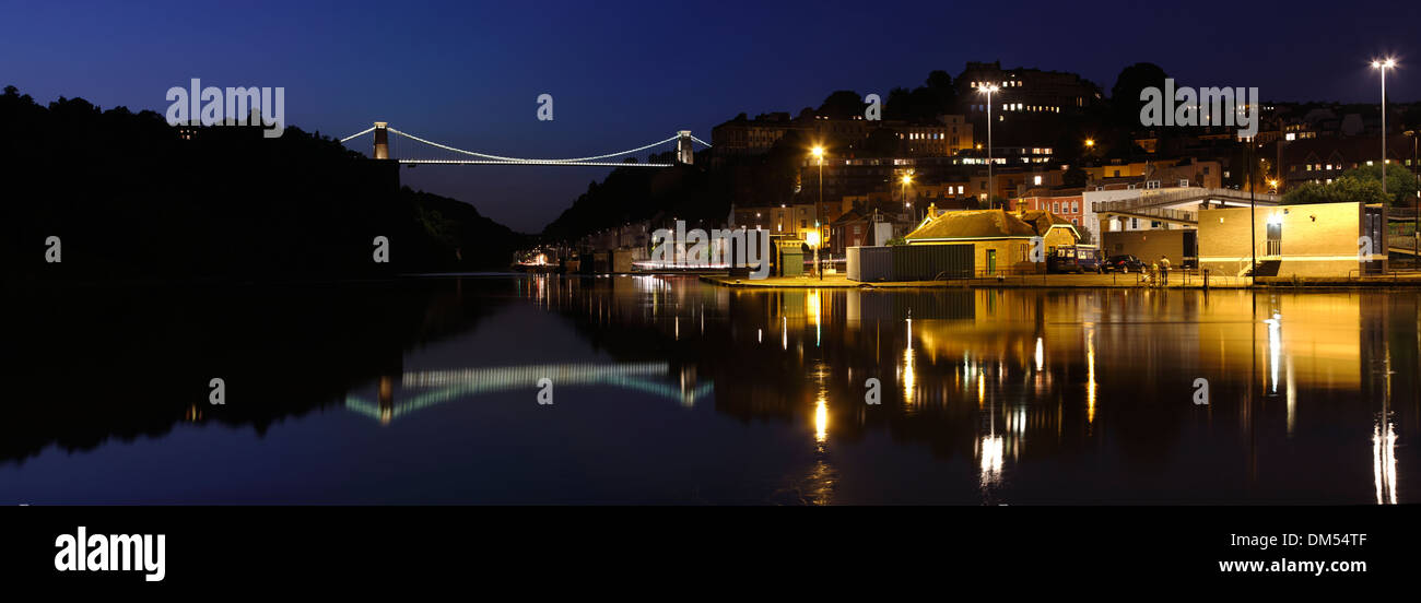 CLIFTON SUSPENSION BRIDGE at night. Août 2013. Aussi disponible comme 14750 x 5250 pixels Banque D'Images