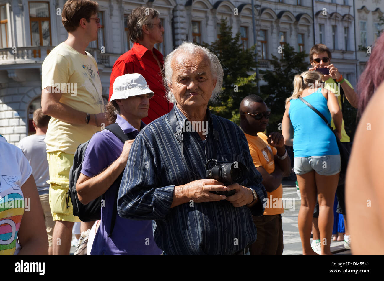 Un vieil homme à prendre des photos de la Parade de la fierté gay de Prague en 2012. Banque D'Images