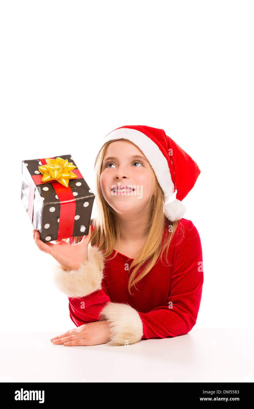 Noël Le Blond kid fille heureux excité avec cadeaux ruban isolé sur fond blanc Banque D'Images