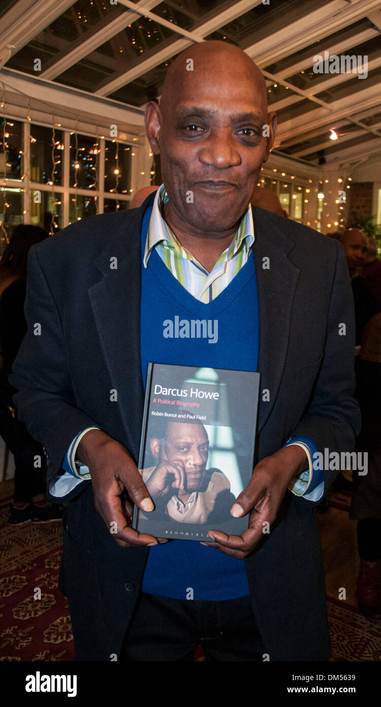 Londres, Royaume-Uni. Dec 11, 2013. Darcus Howe assiste à la présentation du livre de sa biographie politique, 'Darcus Howe : A Political Biography' par les auteurs, Robin Bunce et Paul Champ. Credit : Mamusu Kallon/Alamy Live News Banque D'Images