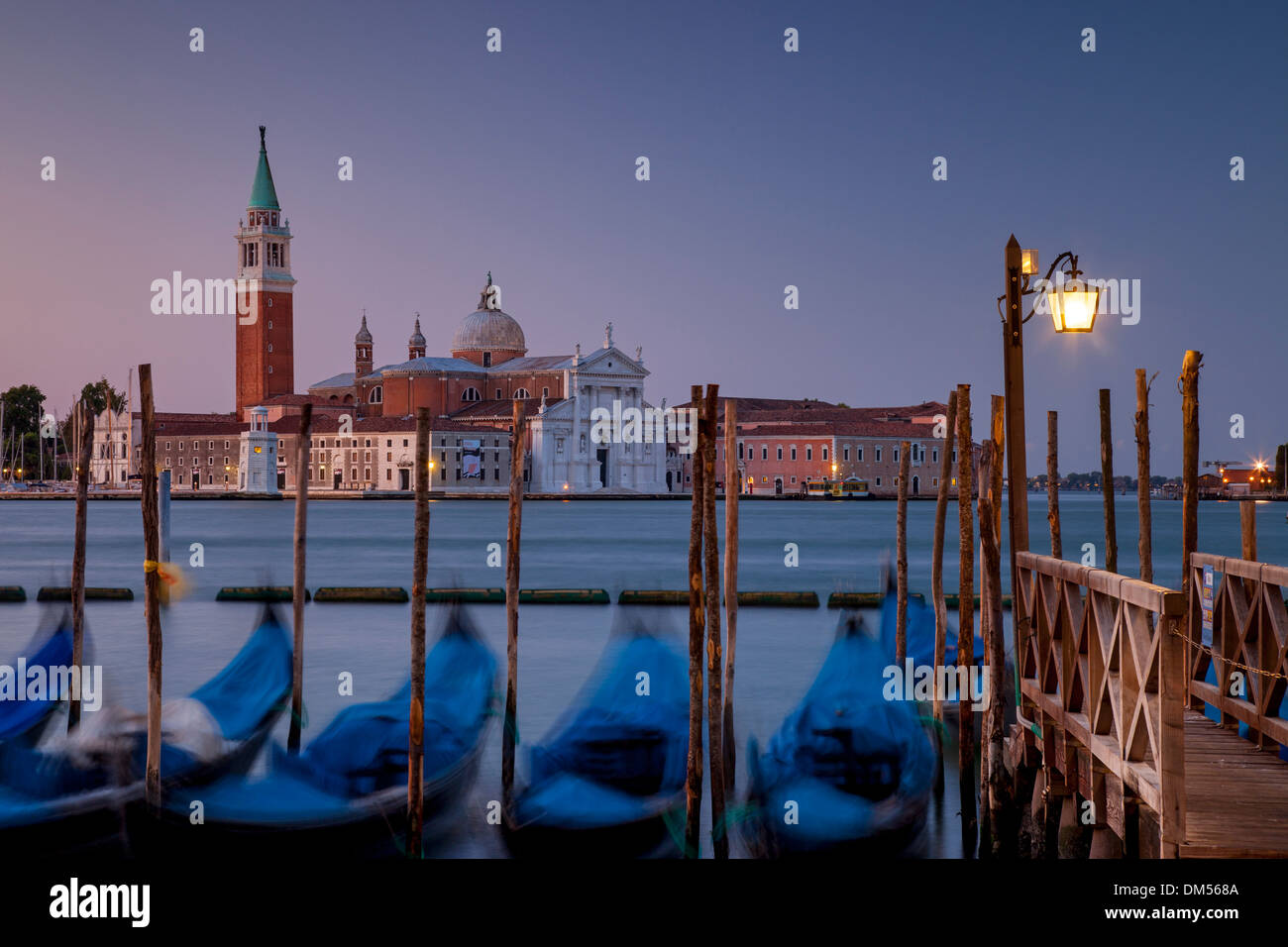 Tôt le matin, vue sur les gondoles de pompage avec San Giorgio Maggiore, au-delà de Venise Vénétie Italie Banque D'Images