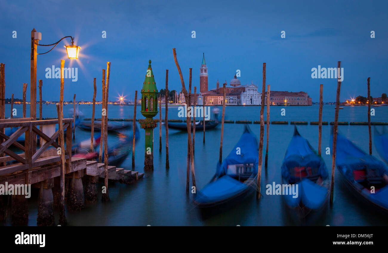 Soir sur les gondoles et San Giorgio Maggiore, Vencie Italie Banque D'Images