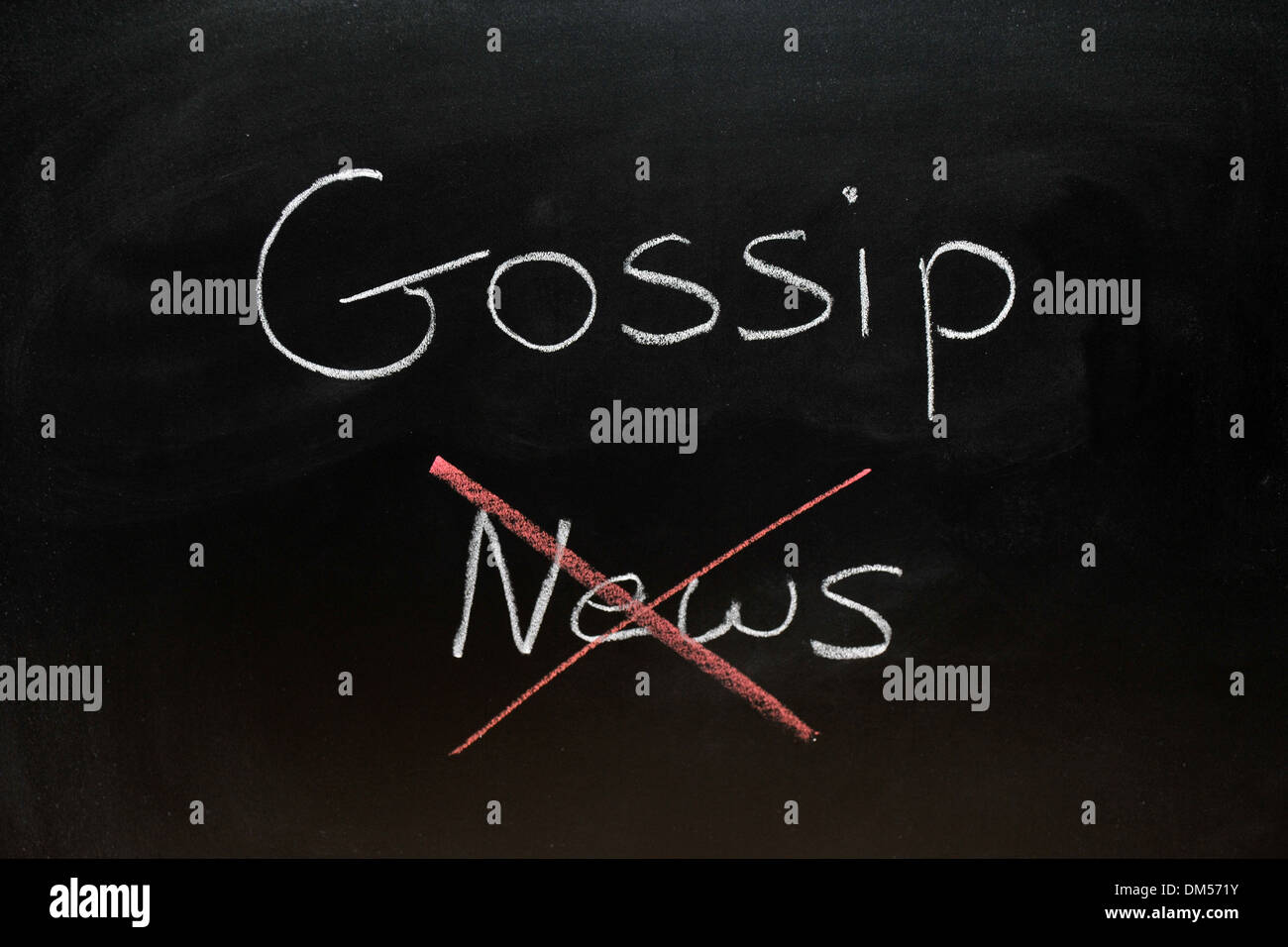 Gossip News dessiné sur un tableau noir à craie avec News barré. Banque D'Images