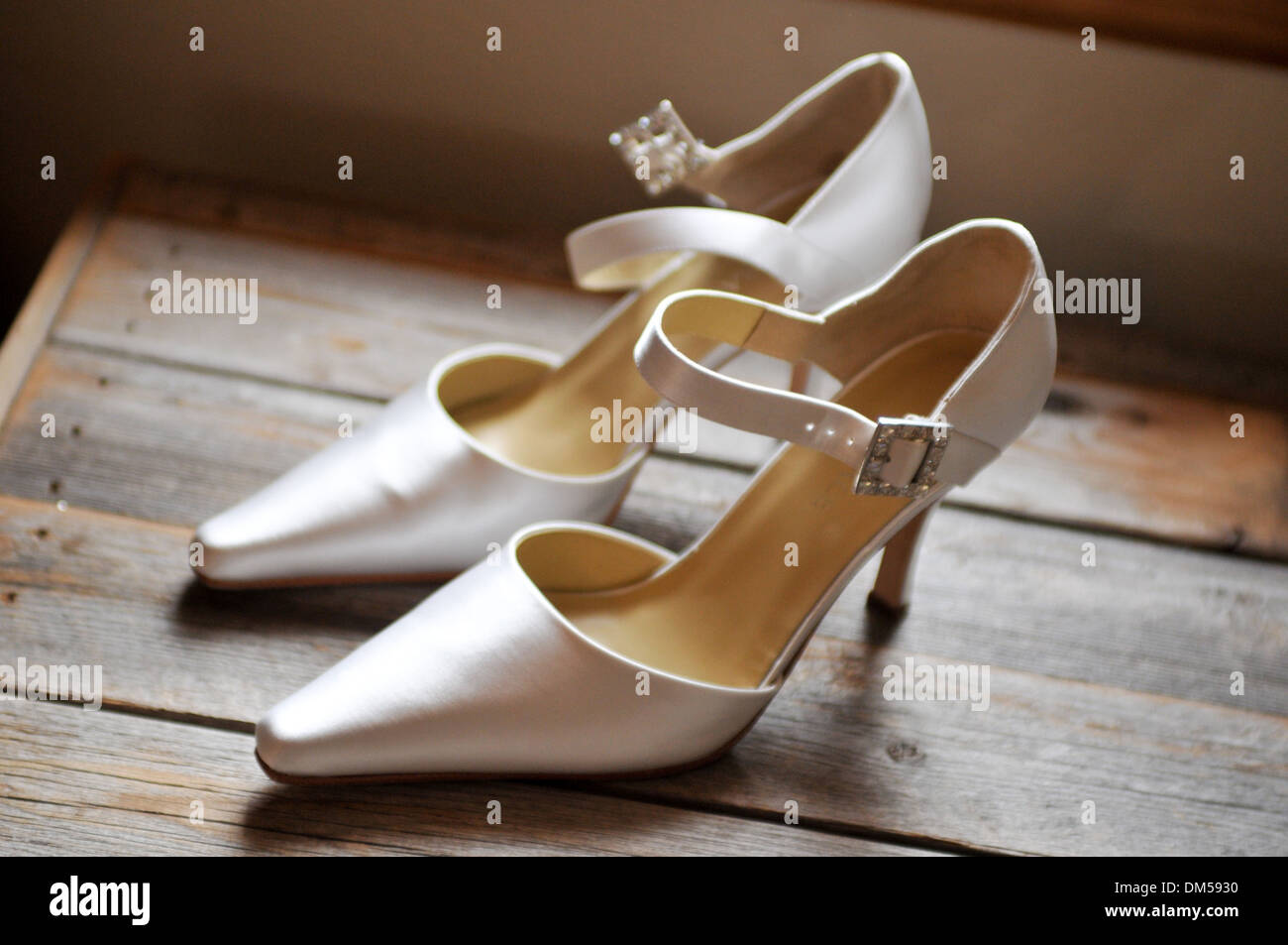 Chaussures de mariage de womans sur planche de bois contexte Banque D'Images