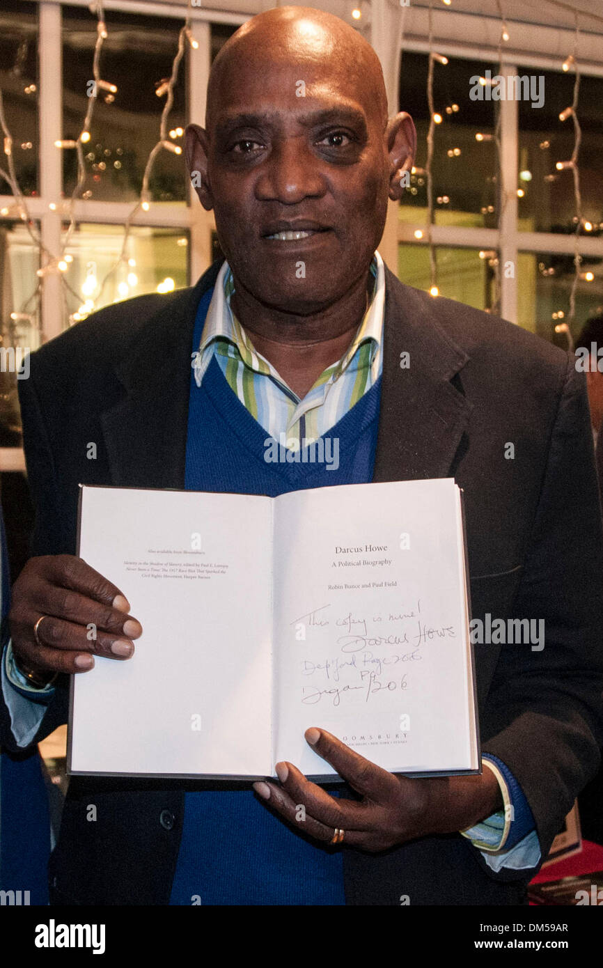 Londres, Royaume-Uni. Dec 11, 2013. Darcus Howe assiste à la présentation du livre de sa biographie politique, 'Darcus Howe : A Political Biography' par les auteurs, Robin Bunce et Paul Champ. Credit : Mamusu Kallon/Alamy Live News Banque D'Images