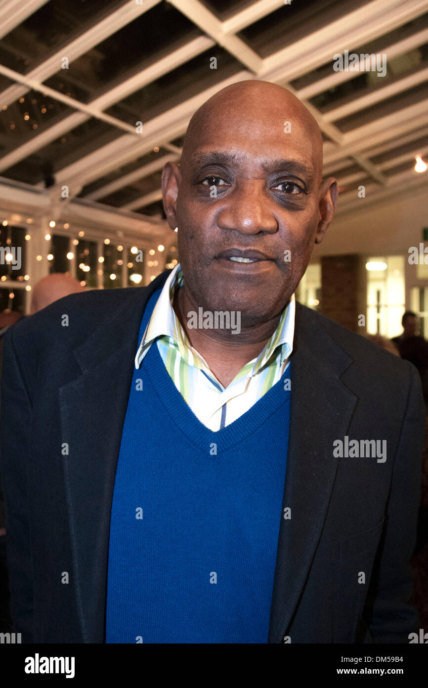 Londres, Royaume-Uni. Dec 11, 2013. Darcus Howe assiste à la présentation du livre de sa biographie politique, 'Darcus Howe : A Political Biography' par les auteurs, Robin Bunce et Paul Champ. Credit : Mamusu Kallon/Alamy Live News Banque D'Images