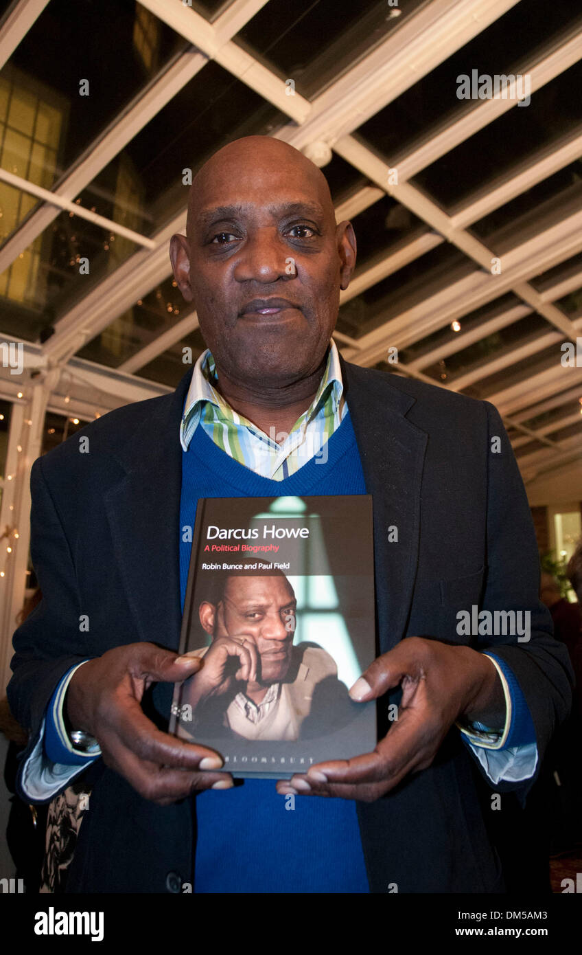 Londres, Royaume-Uni. Dec 11, 2013. Darcus Howe assiste à la présentation du livre de sa biographie politique, 'Darcus Howe : A Political Biography' par les auteurs, Robin Bunce et Paul Champ. Credit : Mamusu Kallon/Alamy Live News Banque D'Images