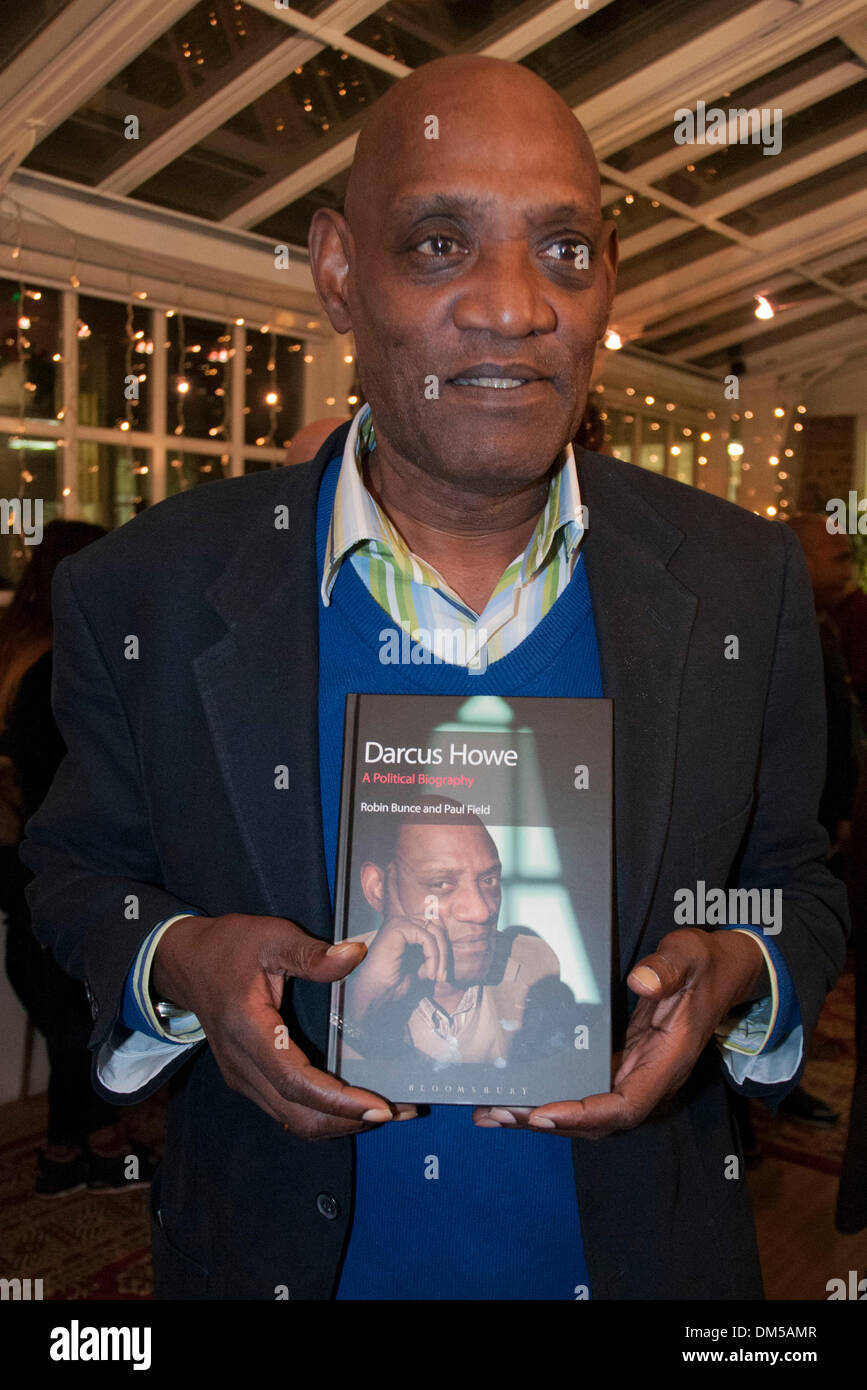 Londres, Royaume-Uni. Dec 11, 2013. Darcus Howe assiste à la présentation du livre de sa biographie politique, 'Darcus Howe : A Political Biography' par les auteurs, Robin Bunce et Paul Champ. Credit : Mamusu Kallon/Alamy Live News Banque D'Images