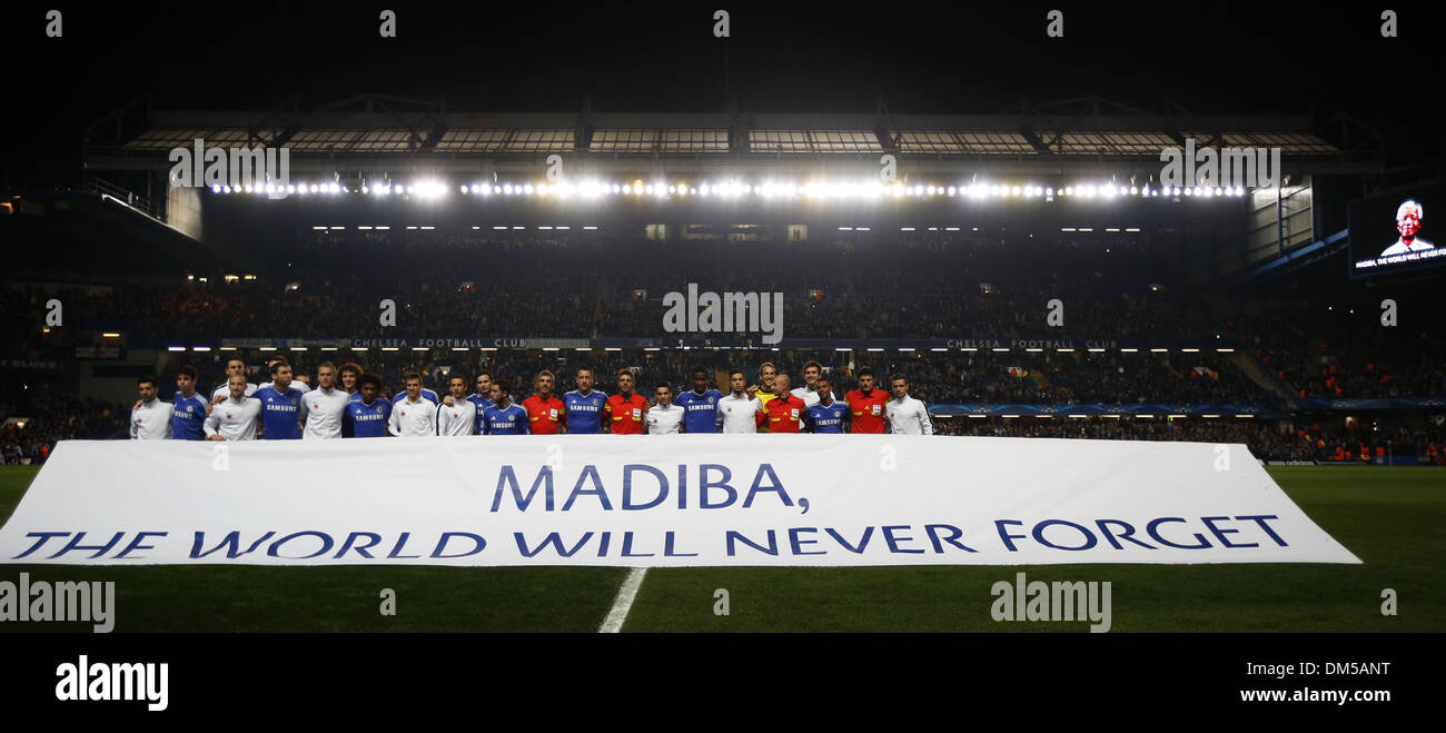 (131212) -- Londres, 12 déc 2013 (Xinhua) -- Les joueurs de Chelsea et le FC Steaua Bucarest afficher une bannière honorant la fin Président sud-africain Nelson Mandela de l'avant de l'UEFA Champions League Groupe E match entre Chelsea et le FC Steaua Bucarest au stade de Stamford Bridge à Londres, Grande-Bretagne, le 11 décembre, 2013. Chelsea a gagné 1-0. (Xinhua/Wang Lili) Banque D'Images