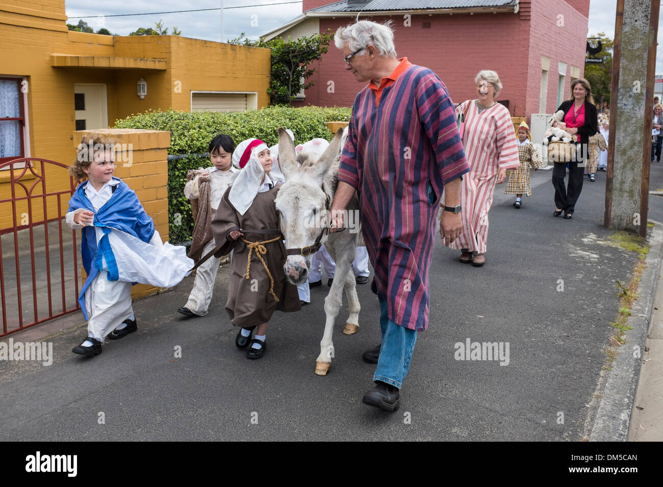 Une école-enfants' nativité procession avec âne Banque D'Images