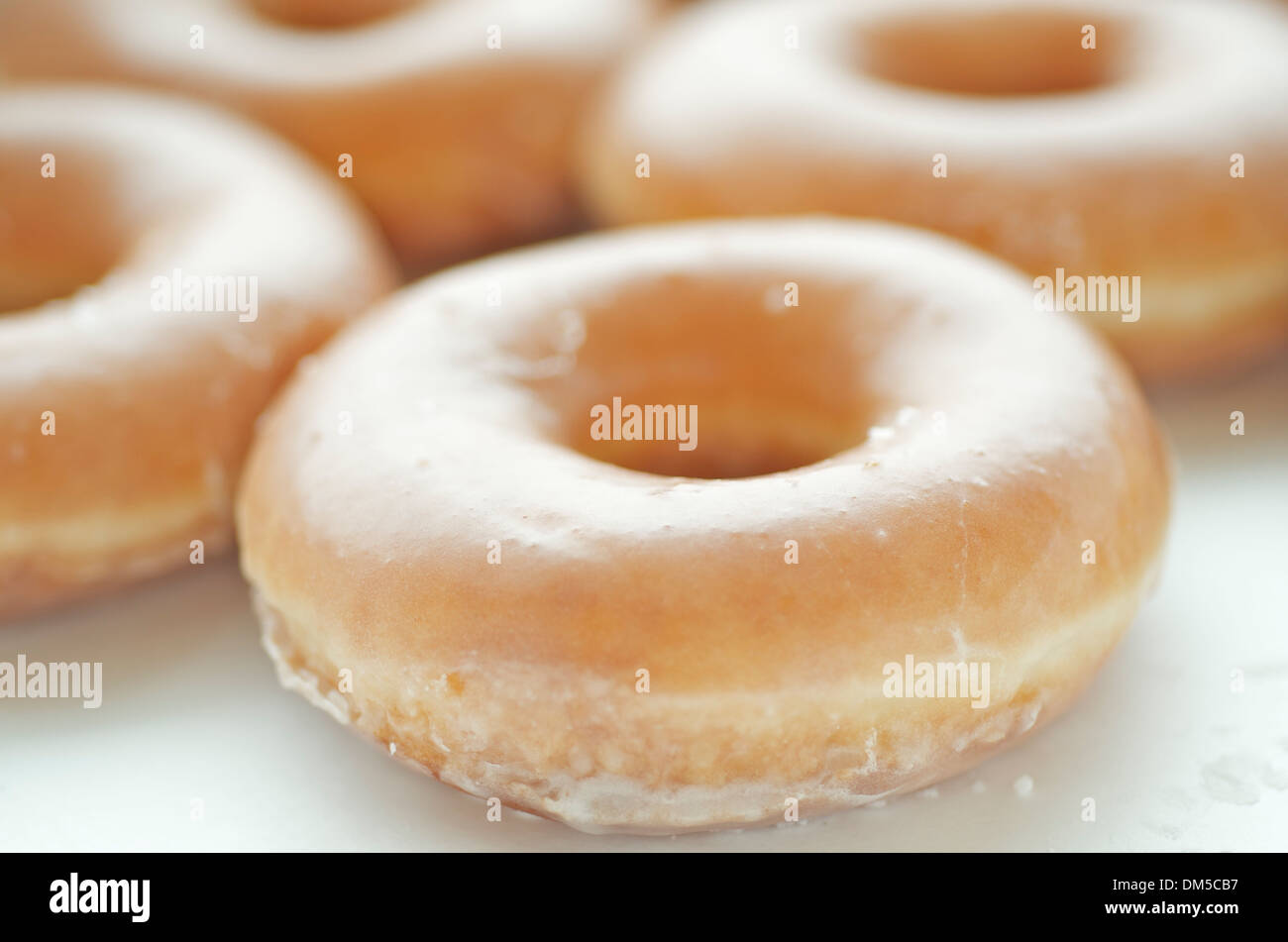 Vitrage clair donuts sur fond blanc Banque D'Images