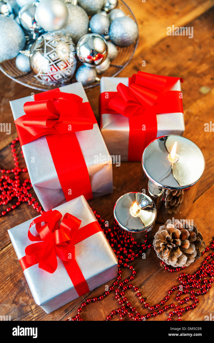 Boîte cadeau de Noël avec des boules de Noël Banque D'Images