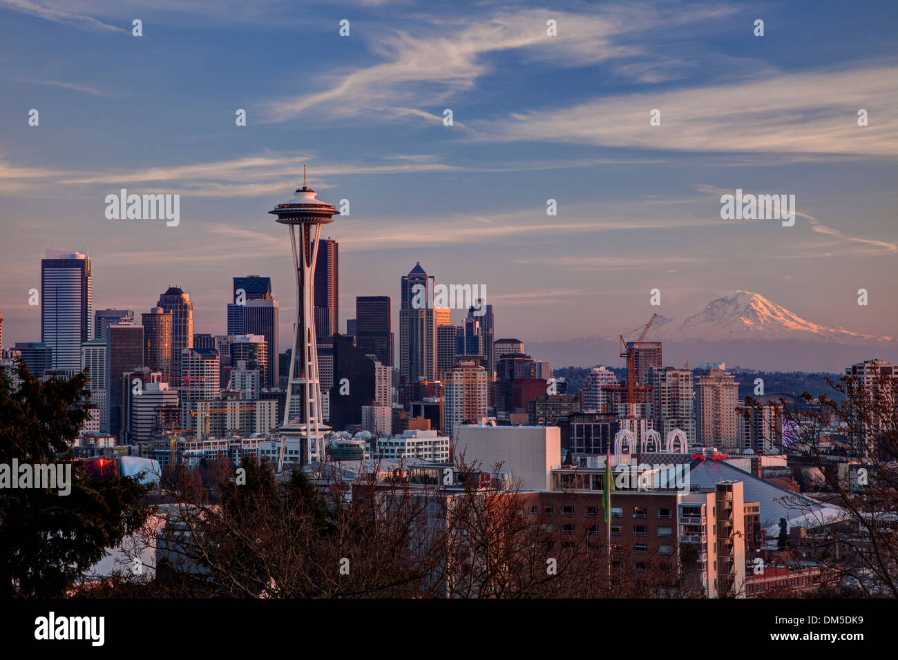 Seattle, WA - Double exposition avec Sunrise/Set plus les lumières de la ville. Aucune autre manipulation numérique. Banque D'Images