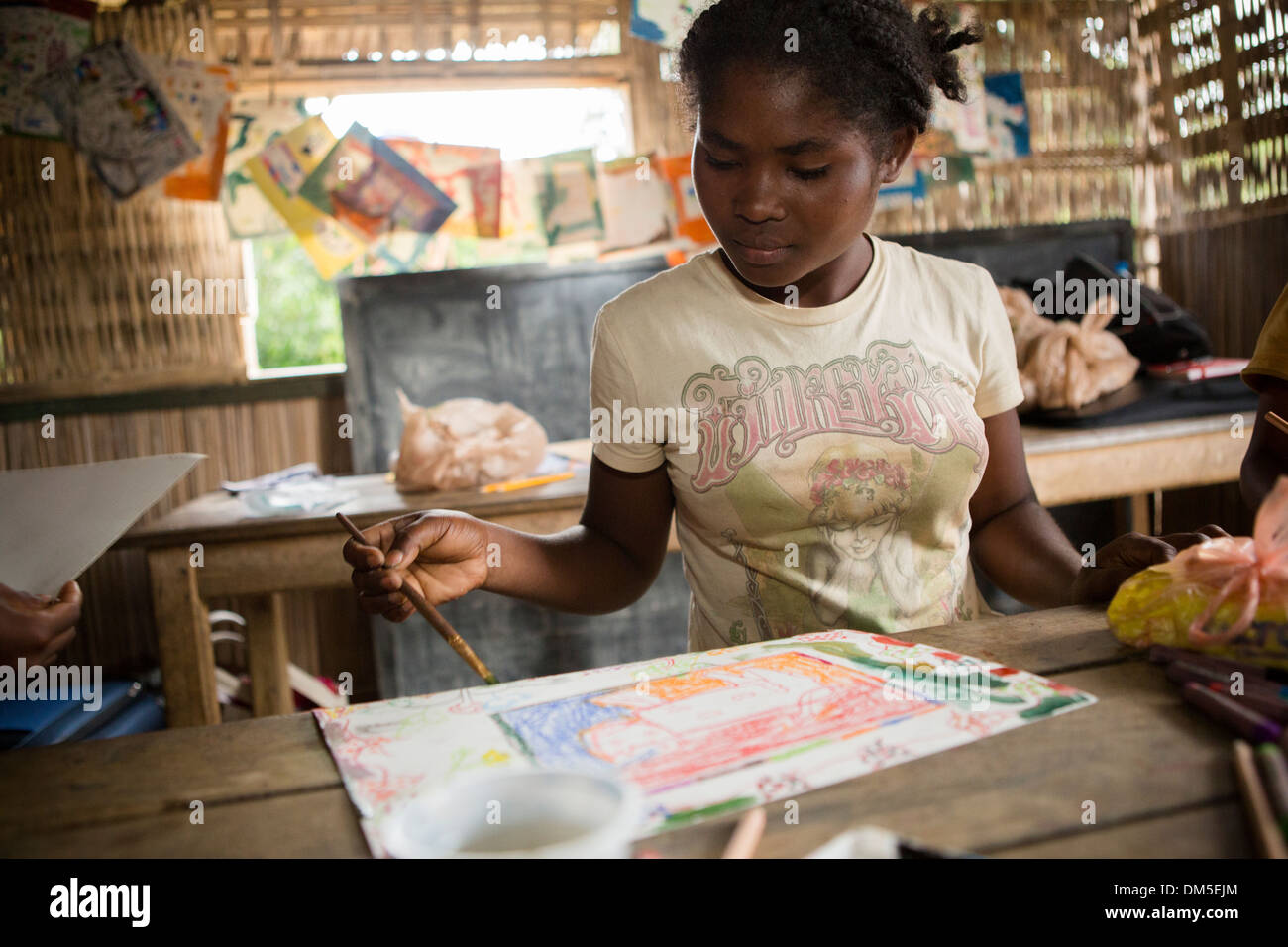 Les peintures d'un enfant dans la classe d'art dans le district de Vatomandry, Madagascar. Banque D'Images