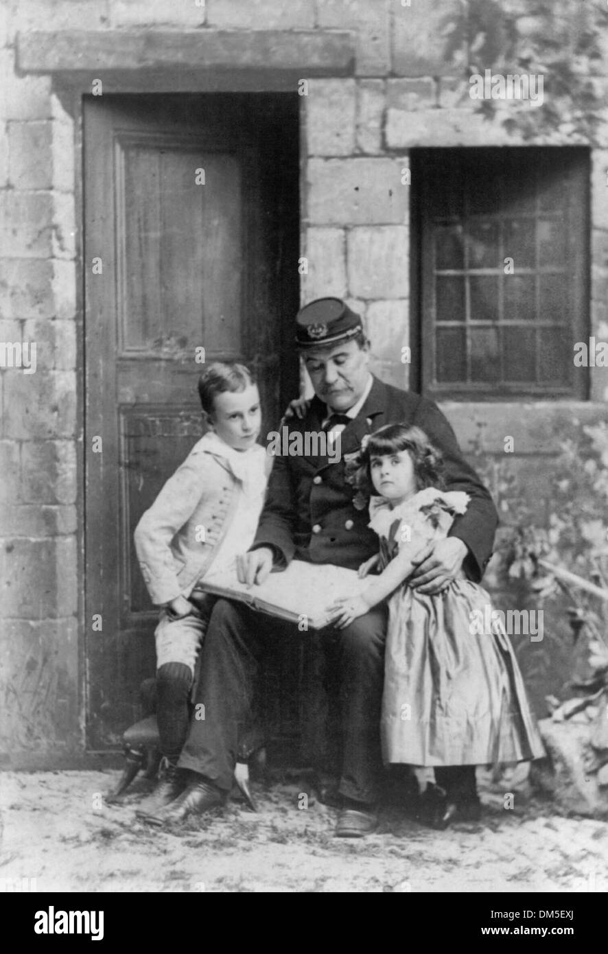 Raconter l'histoire de Gettysburg - homme en uniforme assis en plein air lecture à un garçon et une fille. 1892 Banque D'Images