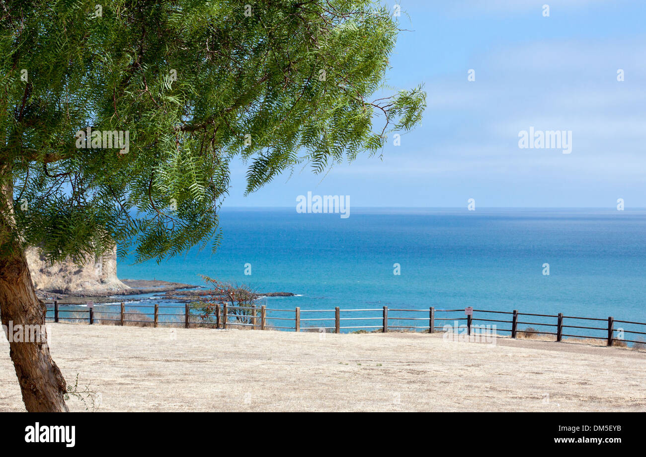 Journée ensoleillée avec vue sur l'océan Pacifique de la Péninsule de Palos Verdes - orientation horizontale avec du sable, d'une clôture et un seul arbre en premier plan Banque D'Images