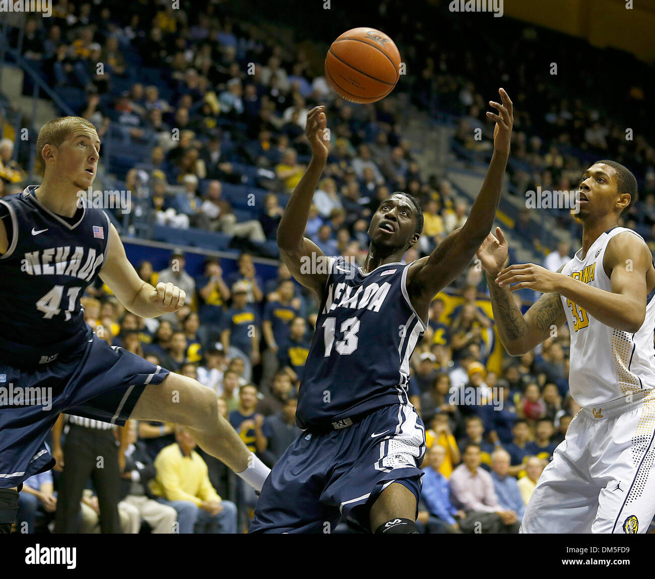 Berkeley, CA, USA. Dec 10, 2013. Nevada F #  13 Cole Huff, F #  41 Richard Bell et Cal F #  35 Richard Solomon lutte pour le rebond au cours de basket-ball de Mens NCAA match entre l'Université du Nevada Wolfpack et California Golden Bears 942-84 perdu au Pavillon Hass Berkeley Californie © csm/Alamy Live News Banque D'Images