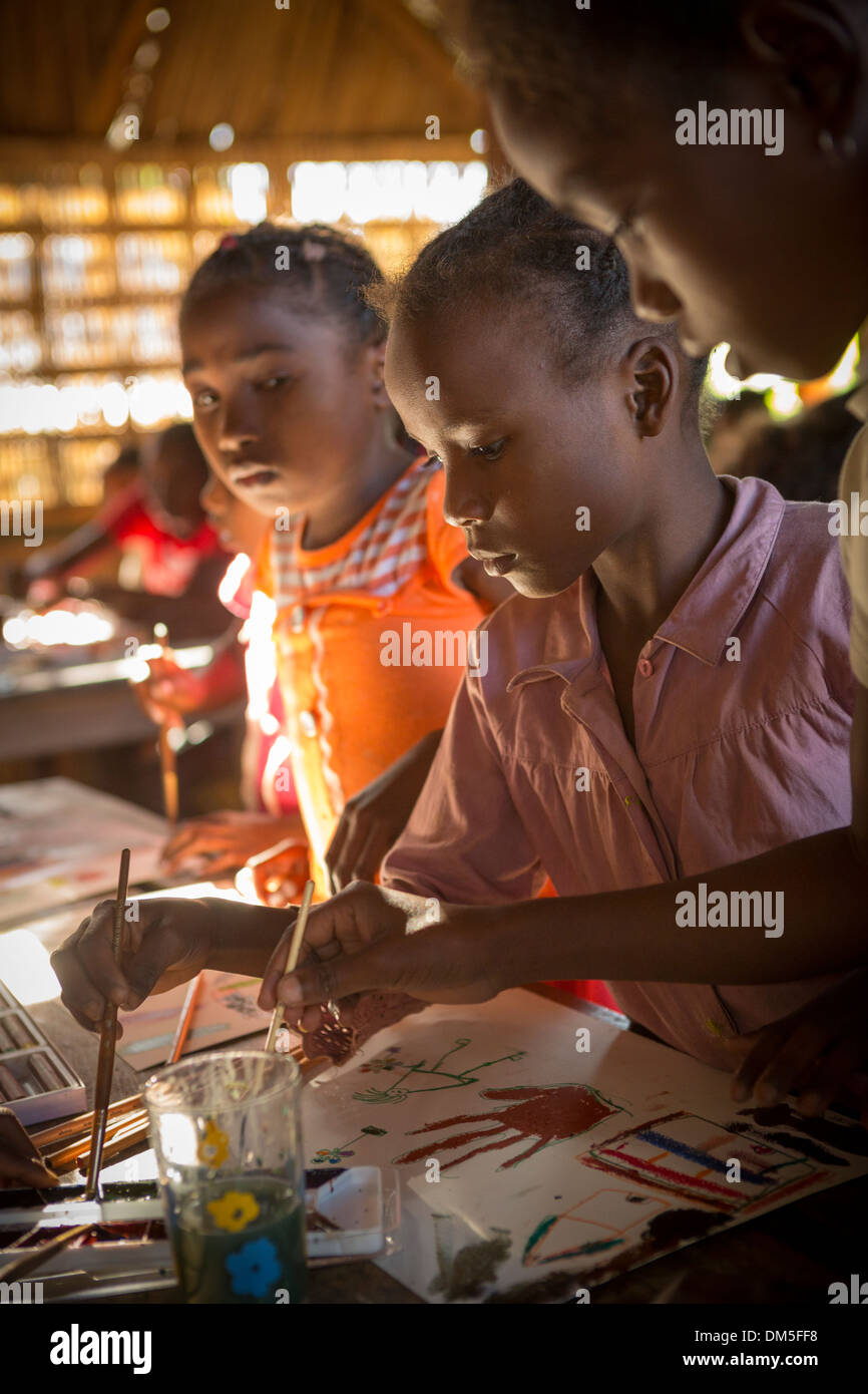 Les enfants dans la classe d'art dans le district de Vatomandry, Madagascar. Banque D'Images