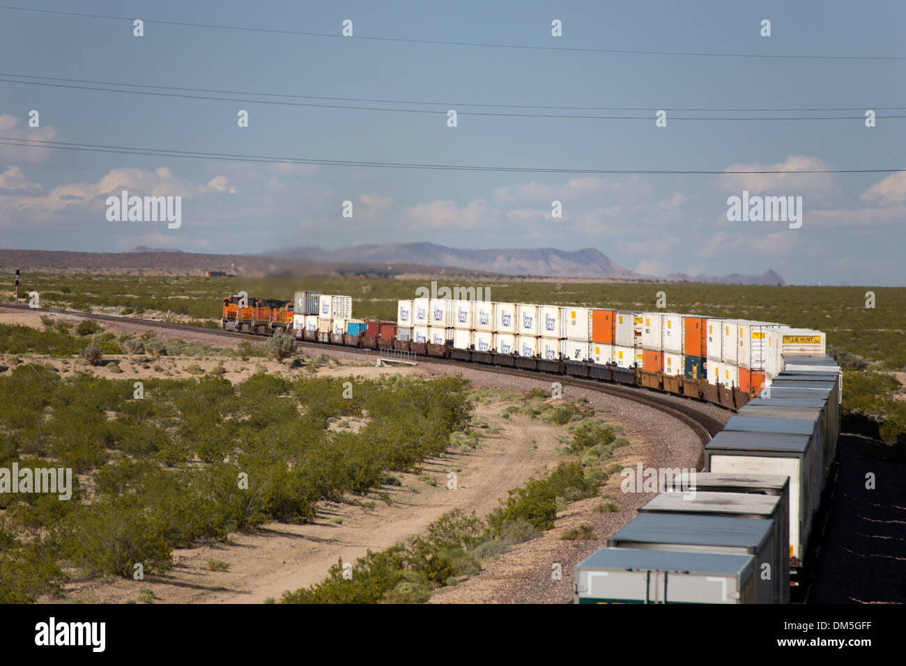 Train de fret traversant le désert californien Banque D'Images