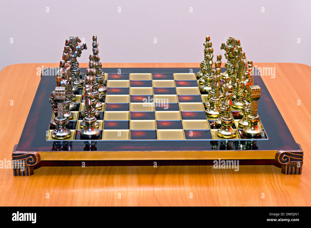 Conseil d'échecs brillant en métal moulé avec pièces de jeu Banque D'Images