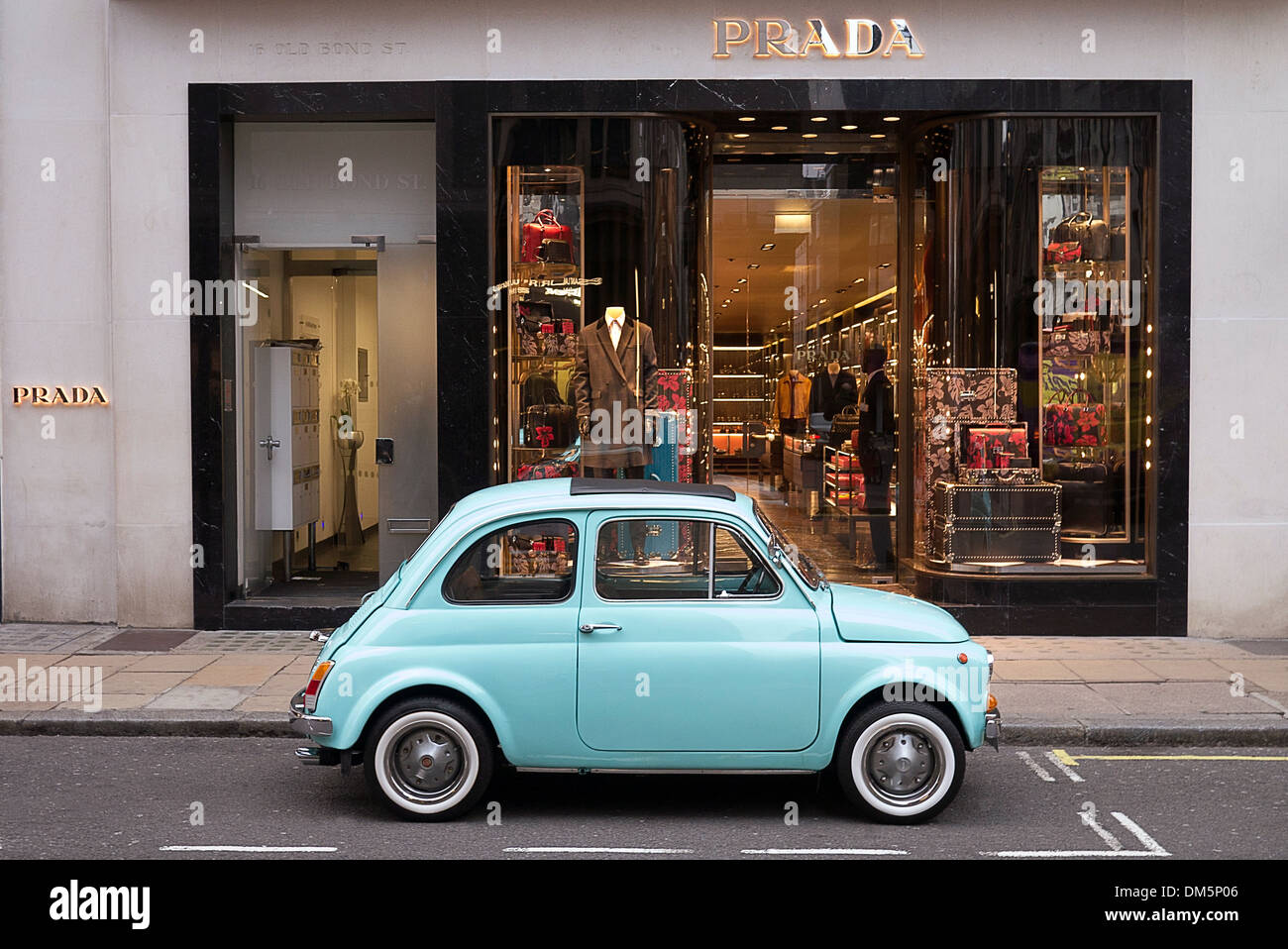 1960 Fiat 500 Arbath stationné en dehors du magasin Prada à Old Bond Street London UK Banque D'Images