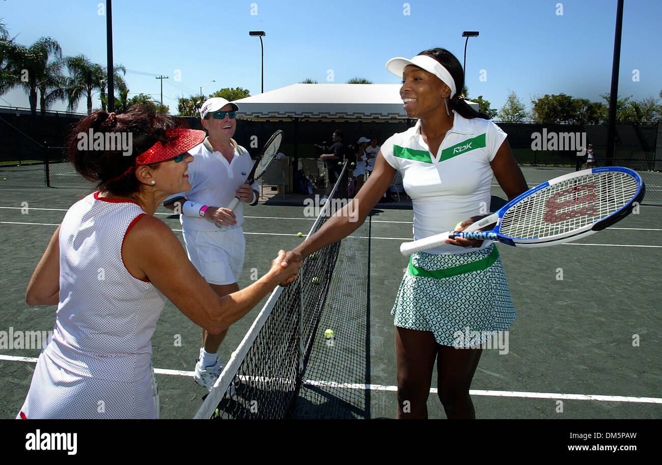 Mar 18, 2005 ; Boca Raton, FL, USA ; star du tennis VENUS WILLIAMS, serre la main avec Elaine Leeds après un court de tennis à l'Oaks à Boca Raton/Venus Williams' V Starr Interiors tournoi de tennis Pro-Am au profit de la fibrose kystique Fondation, samedi après-midi à l'Oaks de Boca Raton. Banque D'Images