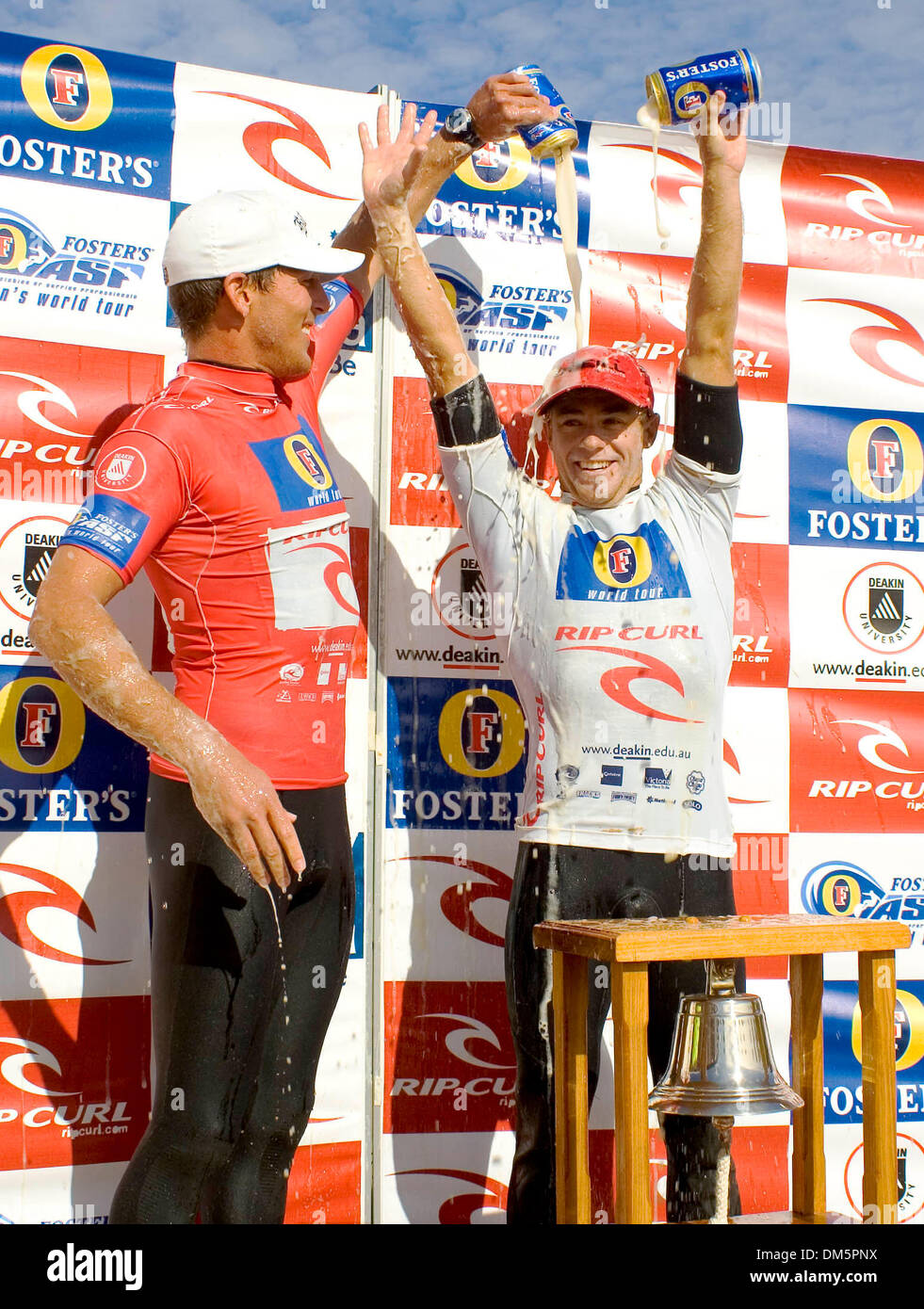 Mar 31, 2005 ; Woolamai Beach, Phillip Island, Victoria, Australie ; Rip Curl Pro gagnant TRENT MUNRO (la tête de Scott, NSW, Australie) (photo de droite) et runner up Andy Irons (Haw), Kauai (photo de gauche) célèbrent leur victoire dans une douche de favorise à la remise des prix à Woolamai Beach, Phillip Island. Munro a battu trois fois champion du monde ASP en titre Andy Irons (Haw) dans une fo Banque D'Images