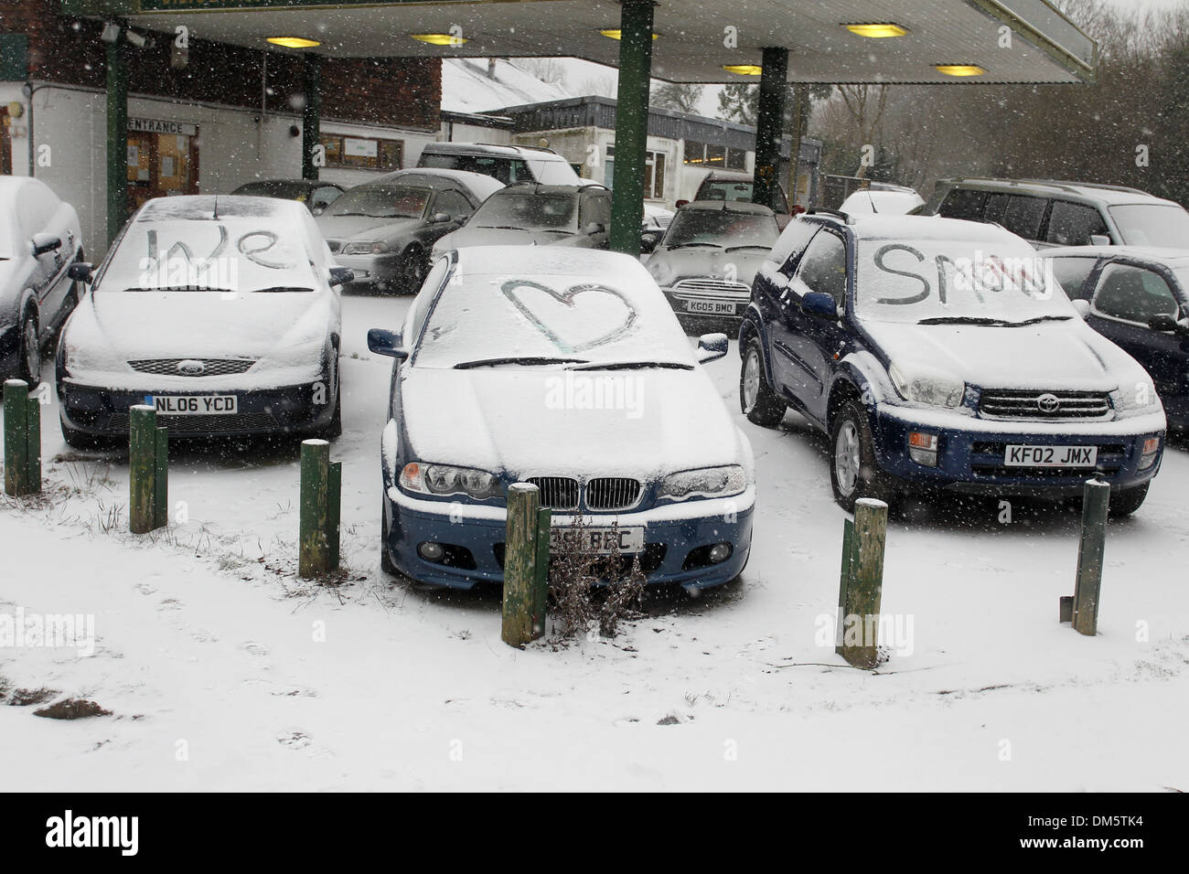 J'aime la neige écrit sur les pare-brise de voiture dans la neige lourde à Ditchling, East Sussex. Banque D'Images