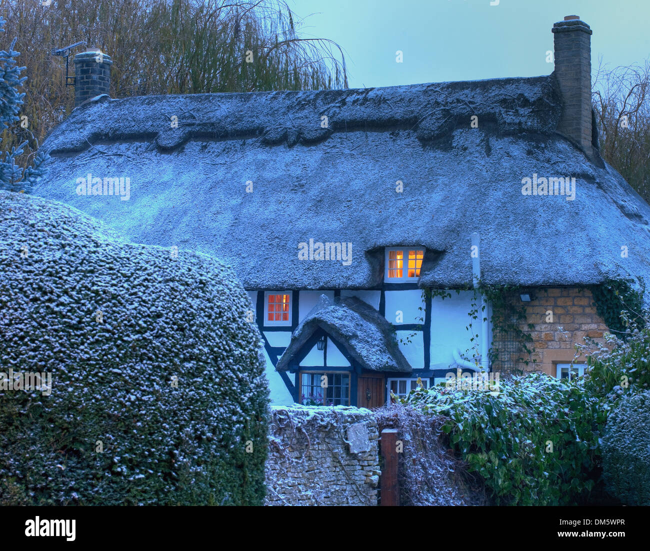 Noir et blanc, chaumière à pans de bois en hiver, Mickleton près de Chipping Campden, Gloucestershire, Angleterre. Banque D'Images