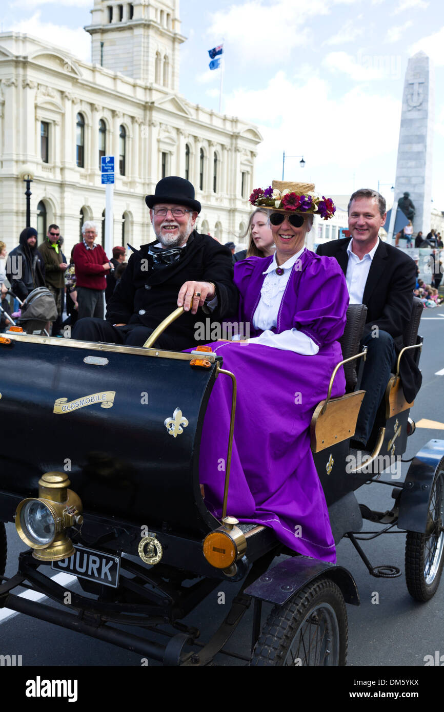 Un millésime 1950 et les passagers en période d'entraînement vers le bas robe de la route principale de Oamaru durant la parade annuelle Banque D'Images