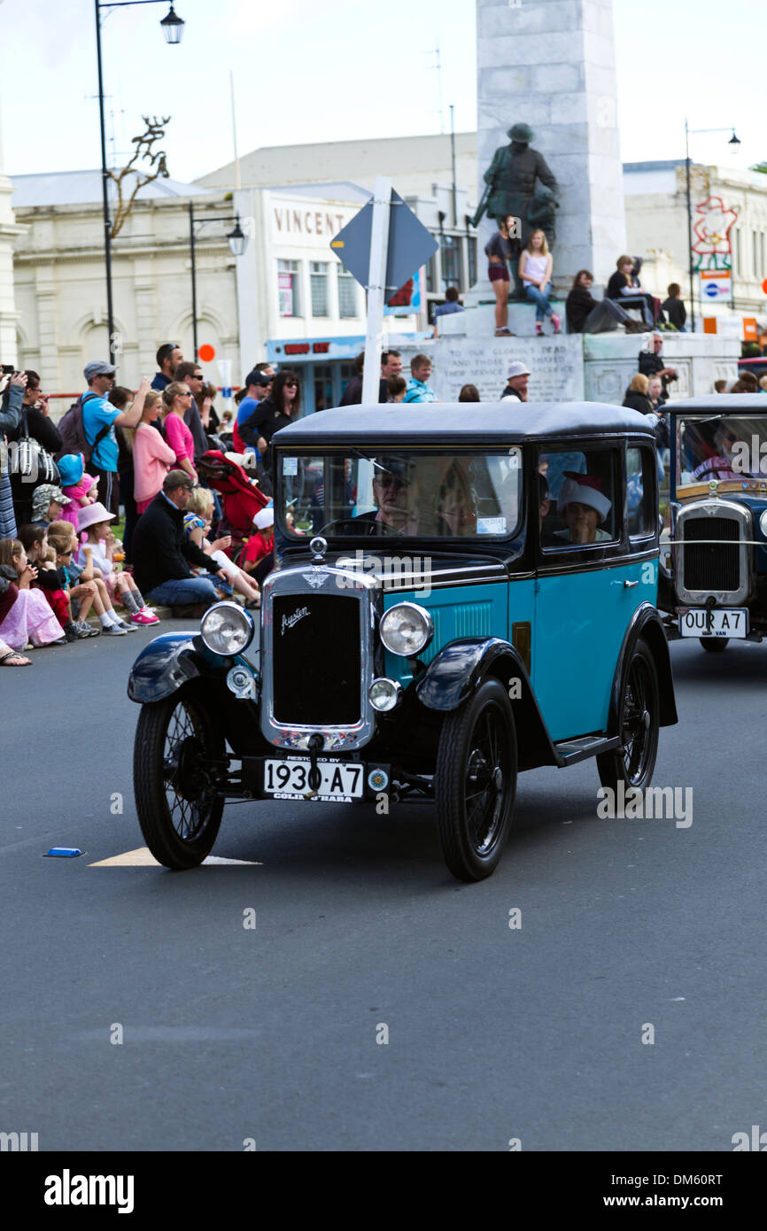 Un vintage Austin fait baisser la route principale de Oamaru durant la parade annuelle Banque D'Images