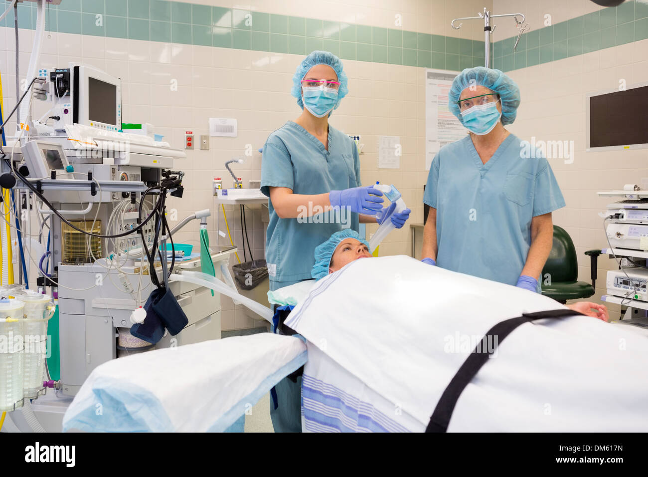 Les infirmières avec masque à oxygène Preparing Patient Banque D'Images