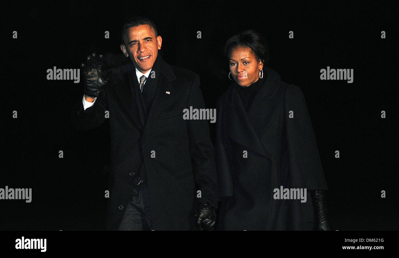 Washington, DC. Dec 11, 2013. Le président des États-Unis Barack Obama et la Première Dame Michelle Obama retour à la Maison blanche de l'étranger à Johannesburg, Afrique du Sud, mercredi 11 décembre 2013 à Washington, DC. Le Président et la Première dame est allé(e) à l'échelle nationale service commémoratif pour l'ancien Président sud-africain Nelson Mandela. Crédit : Olivier Douliery / Piscine via CNP/dpa/Alamy Live News Banque D'Images