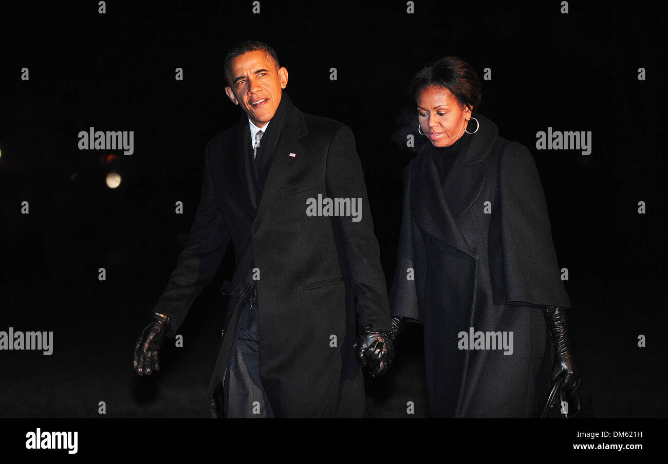 Washington, DC. Dec 11, 2013. Le président des États-Unis Barack Obama et la Première Dame Michelle Obama retour à la Maison blanche de l'étranger à Johannesburg, Afrique du Sud, mercredi 11 décembre 2013 à Washington, DC. Le Président et la Première dame est allé(e) à l'échelle nationale service commémoratif pour l'ancien Président sud-africain Nelson Mandela. Crédit : Olivier Douliery / Piscine via CNP/dpa/Alamy Live News Banque D'Images