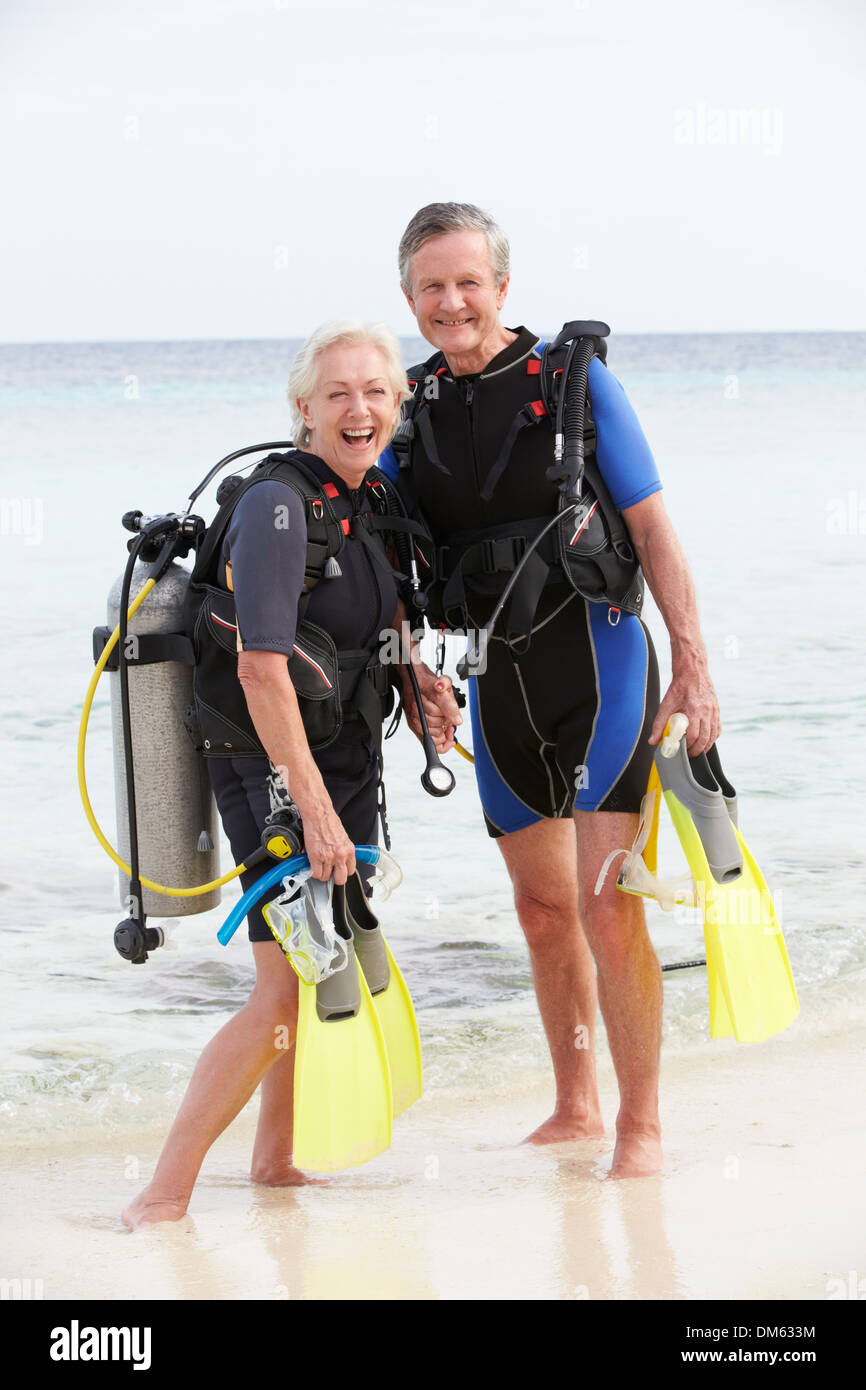 Couple avec équipement de plongée bénéficiant d'Appartement De Vacances Banque D'Images